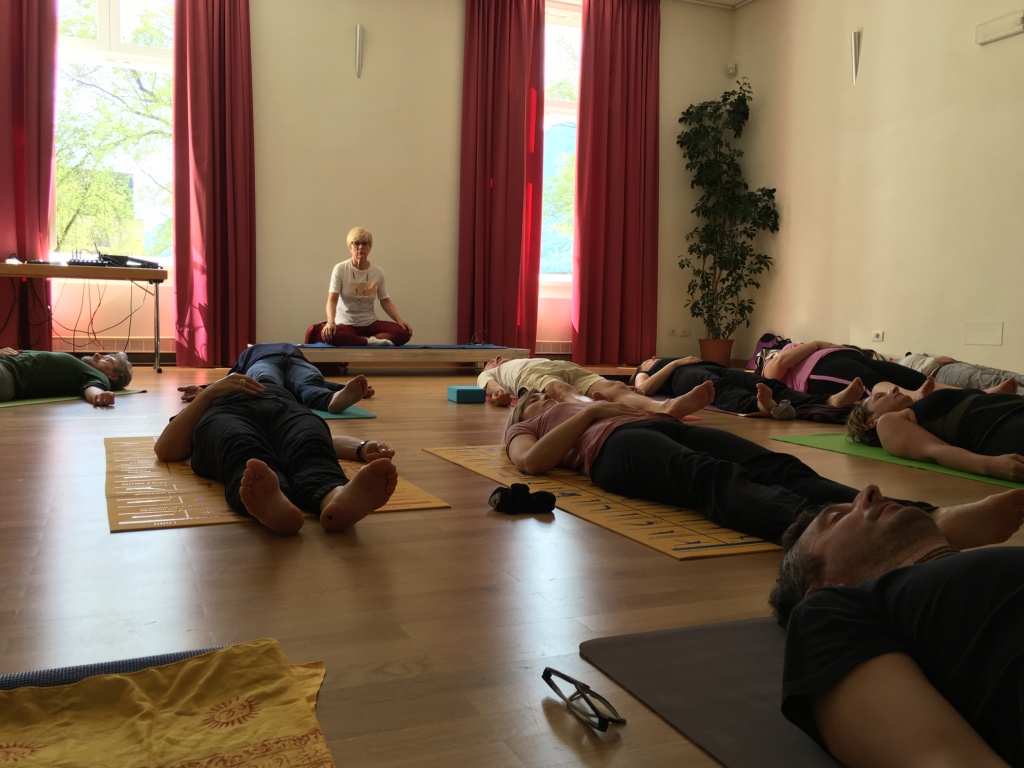 LORENZA FERRAGUTI – 3 freeclass di YOGA